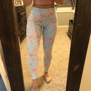 ✨SOLD on M£r€@ri✨ Buffbunny Island Print leggings